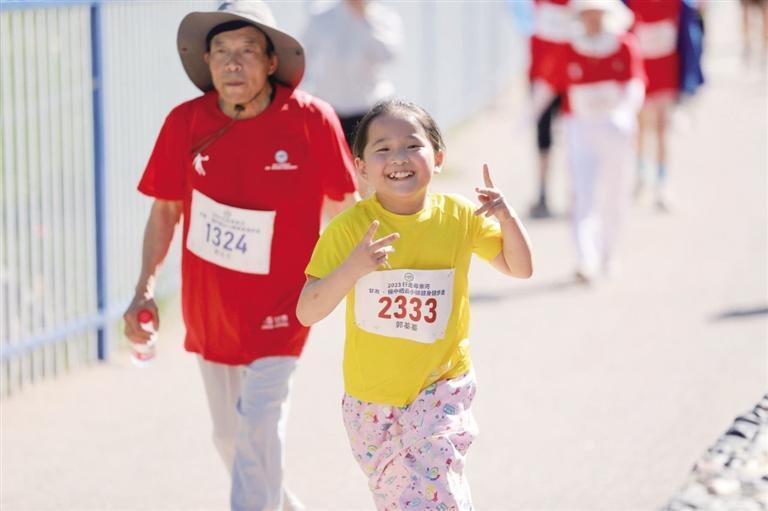 小选手在健步活动中