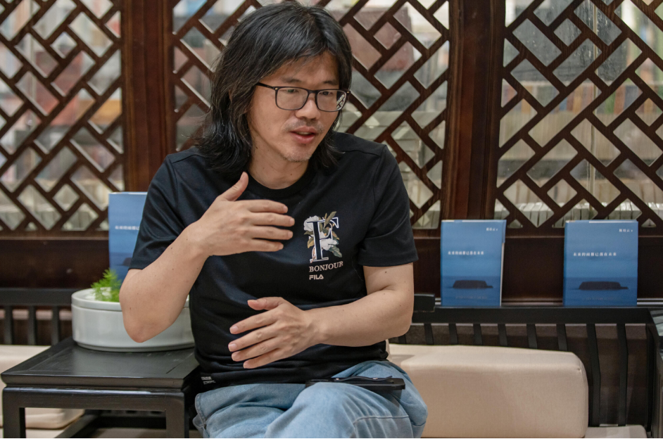 熊培云接受江南都市报记者采访。