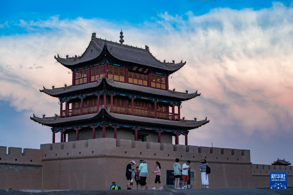 7月19日，游客在嘉峪关关城游览。新华社记者 郎兵兵 摄