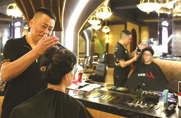 焕然一新后的人民美发厅洋溢着浓郁的上海风情