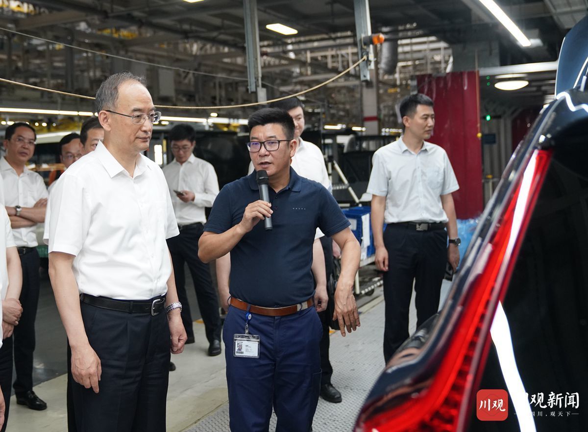 7月17日，省委副书记、省长黄强在沃尔沃汽车成都工厂实地察看了解企业生产经营和新增投资项目推进情况。