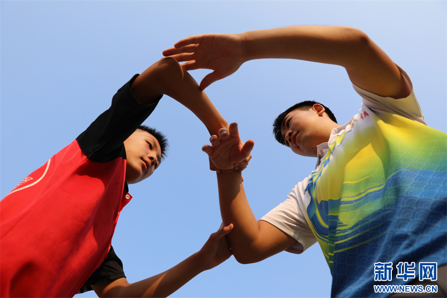 7月18日，在河南省焦作市温县一家武校，学员在教练指导下练习太极拳。
