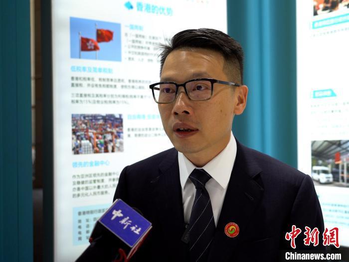 图为香港驻成都办主任袁嘉诺接受中新社采访 中新社记者 祁妙 摄