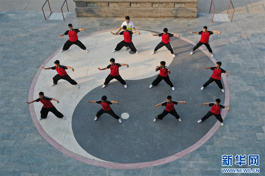 7月18日，在河南省焦作市温县一家武校，青少年学员在练习太极拳。