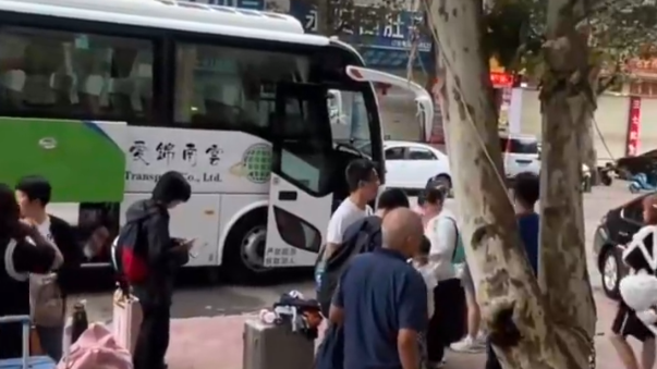 云南旅行团又现强制消费 导游：不买东西就下车