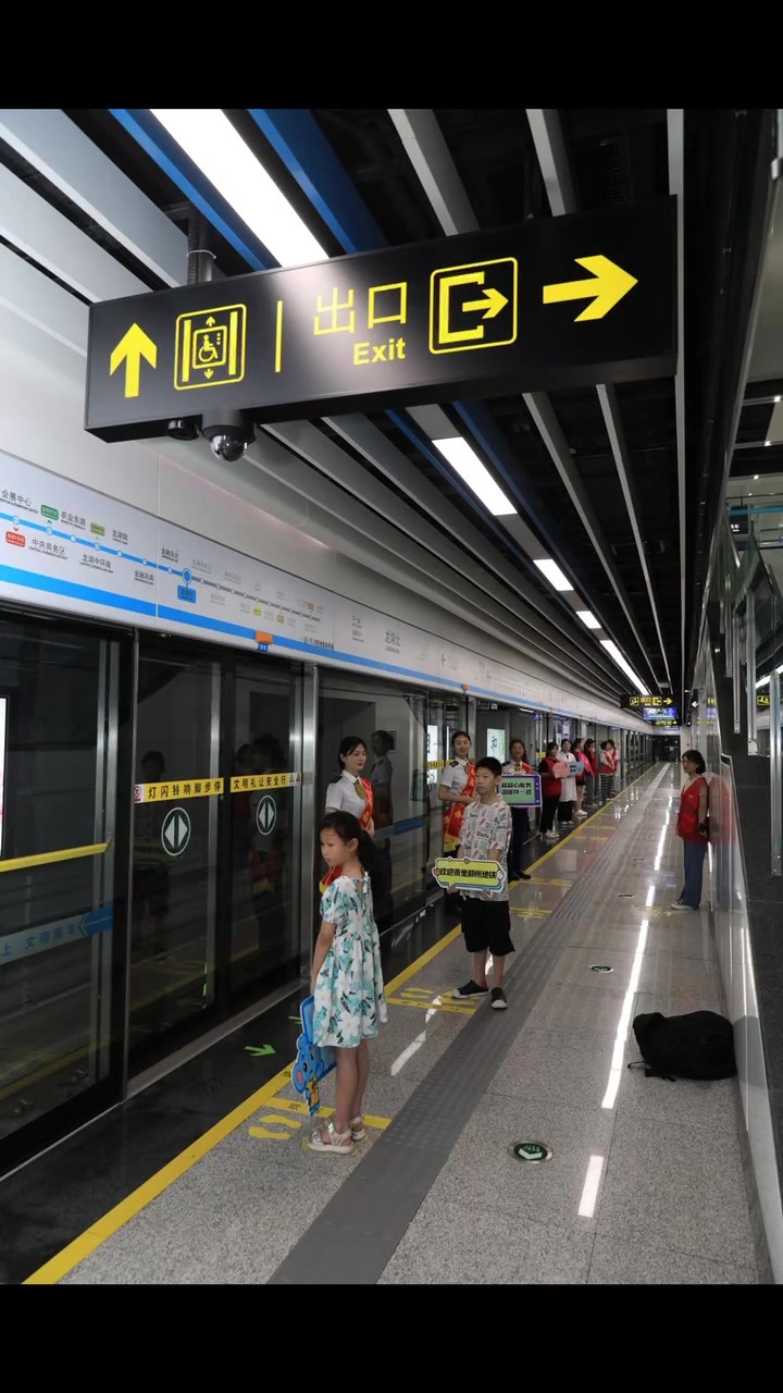 2023郑州地铁文明随手拍优秀作品展示——《文明伴成长》