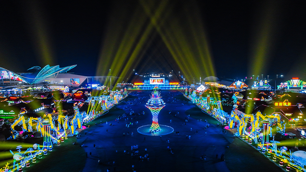 走进青岛西海岸新区金沙滩啤酒城,沉浸式体验炫彩光影世界