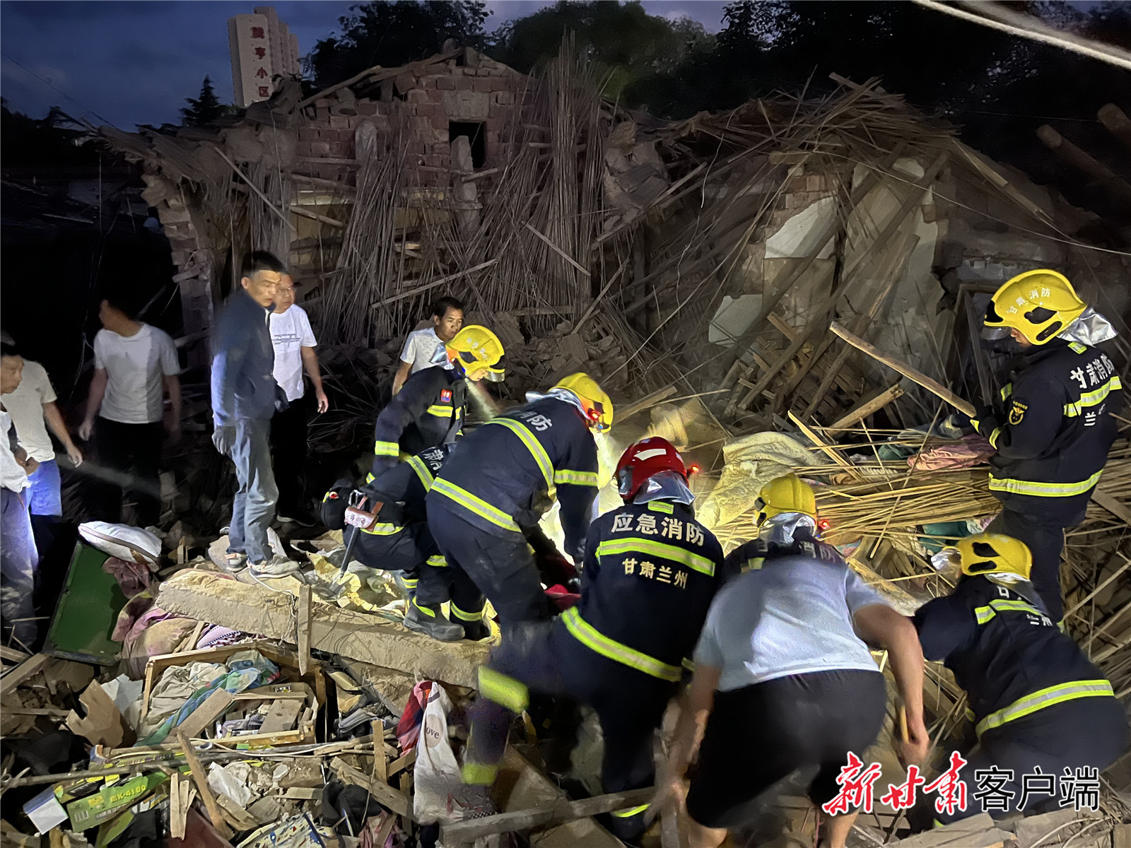 房屋垮塌3人被埋，危急時(shí)刻……