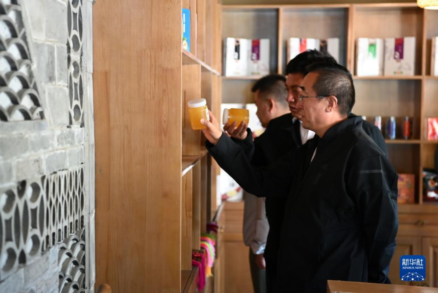 7月15日，在兰州市七里河区西果园镇湖滩村，人们选购土特产品。