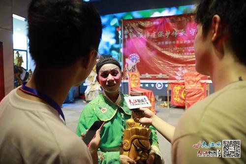 国家级非物质文化遗产项目广昌孟戏代表性传承人曾国林在接受记者采访 舒言诚摄