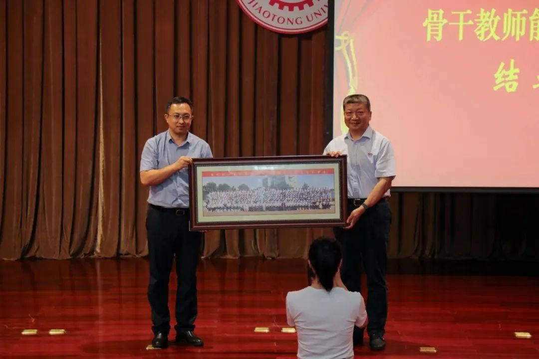 西安交通大学继续教育管理处处长高彦为我校赠送合影