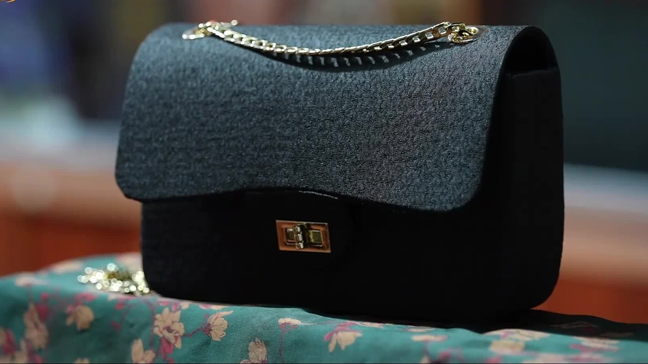 辛苦制出的香云纱遇到销售瓶颈，张绍景自己设计服饰、配饰，走出创新之路