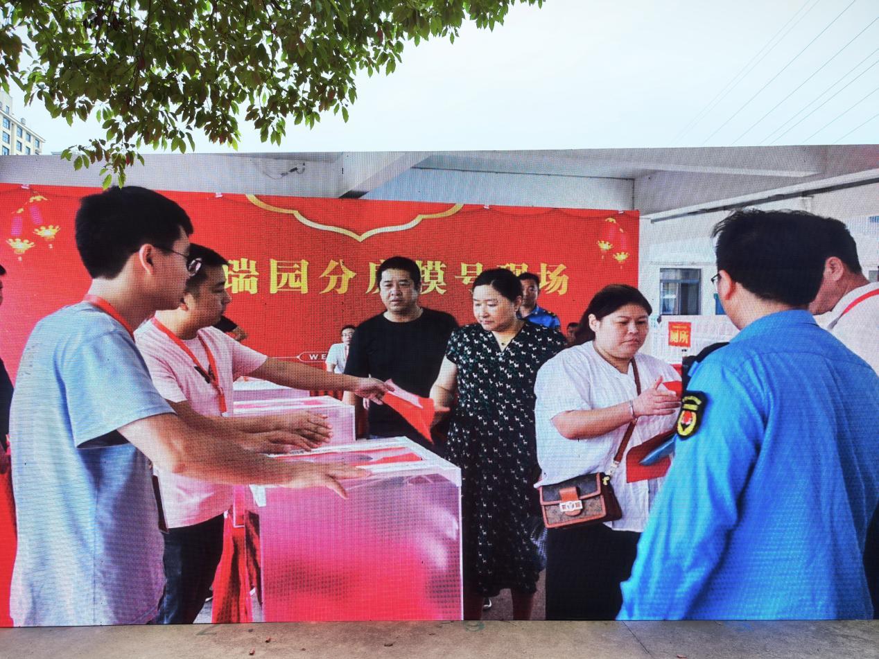 （抽号现场全过程实时直播 陈佳欣 供图 ）
