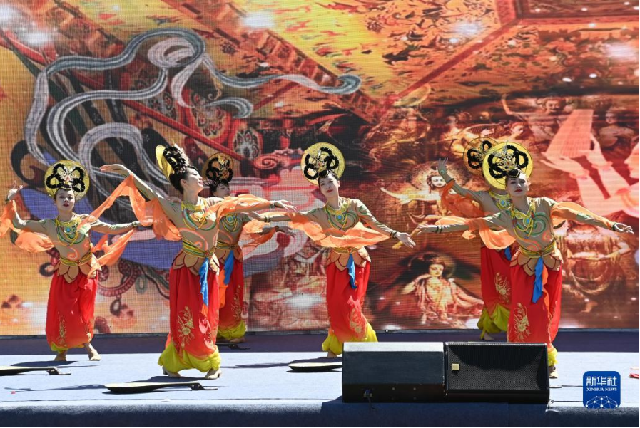 7月15日，在第十届兰州百合文化旅游季活动开幕式上，演员表演舞蹈。