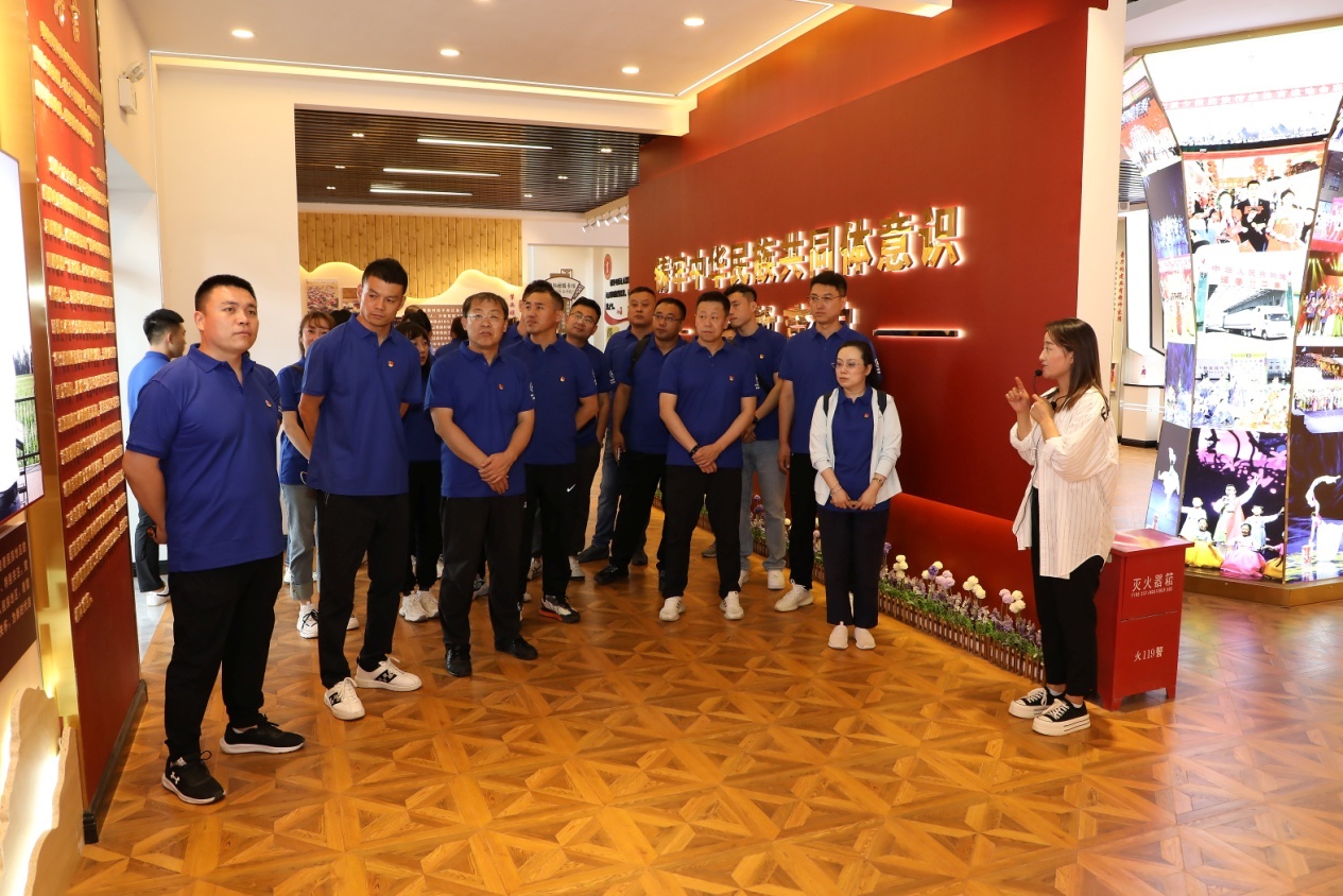 参观朝阳村各红色主题场馆