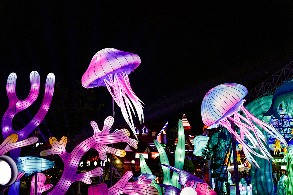 走进青岛西海岸新区金沙滩啤酒城,沉浸式体验炫彩光影世界