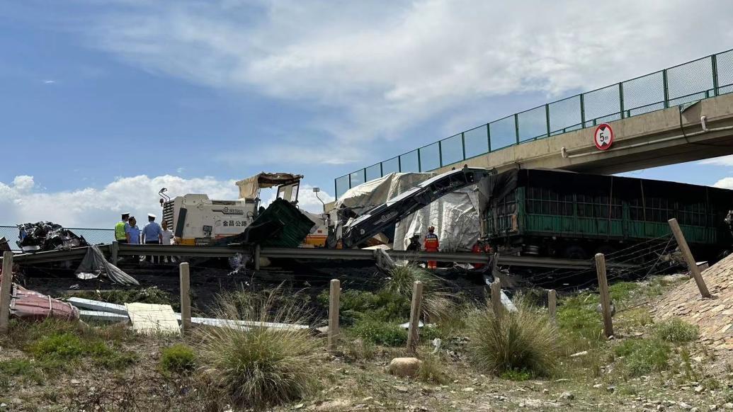 G30连霍高速山丹段发生过境车辆相撞事故，已致8死6重伤