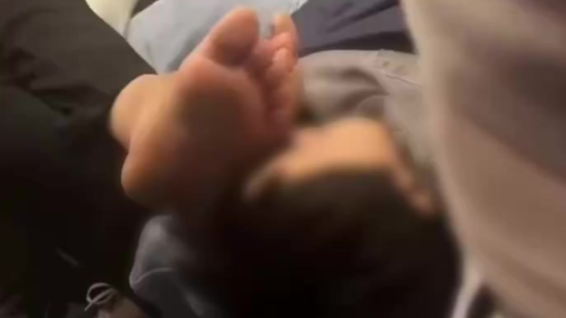 火车上大妈睡觉把脚伸到对面男孩脸上，拍摄者：十多分钟后小孩转头，应该是闻到味道了