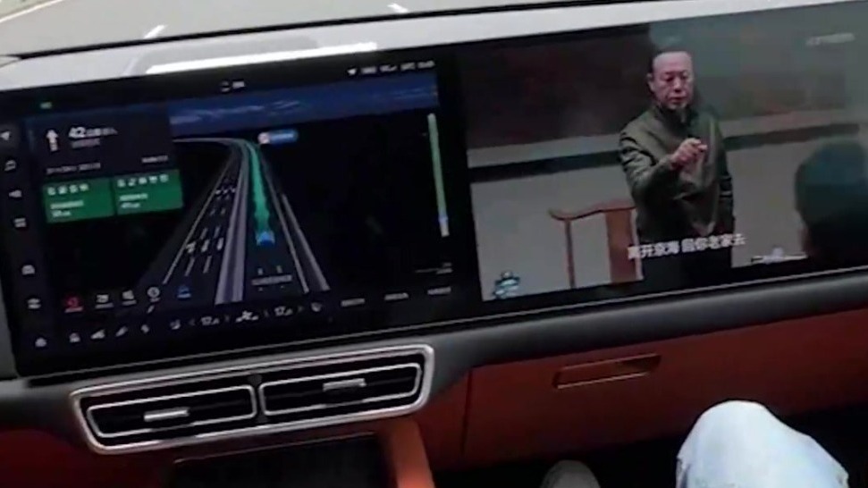 理想汽车高速上无人驾驶司乘追剧，当事人：只“无人”一分钟