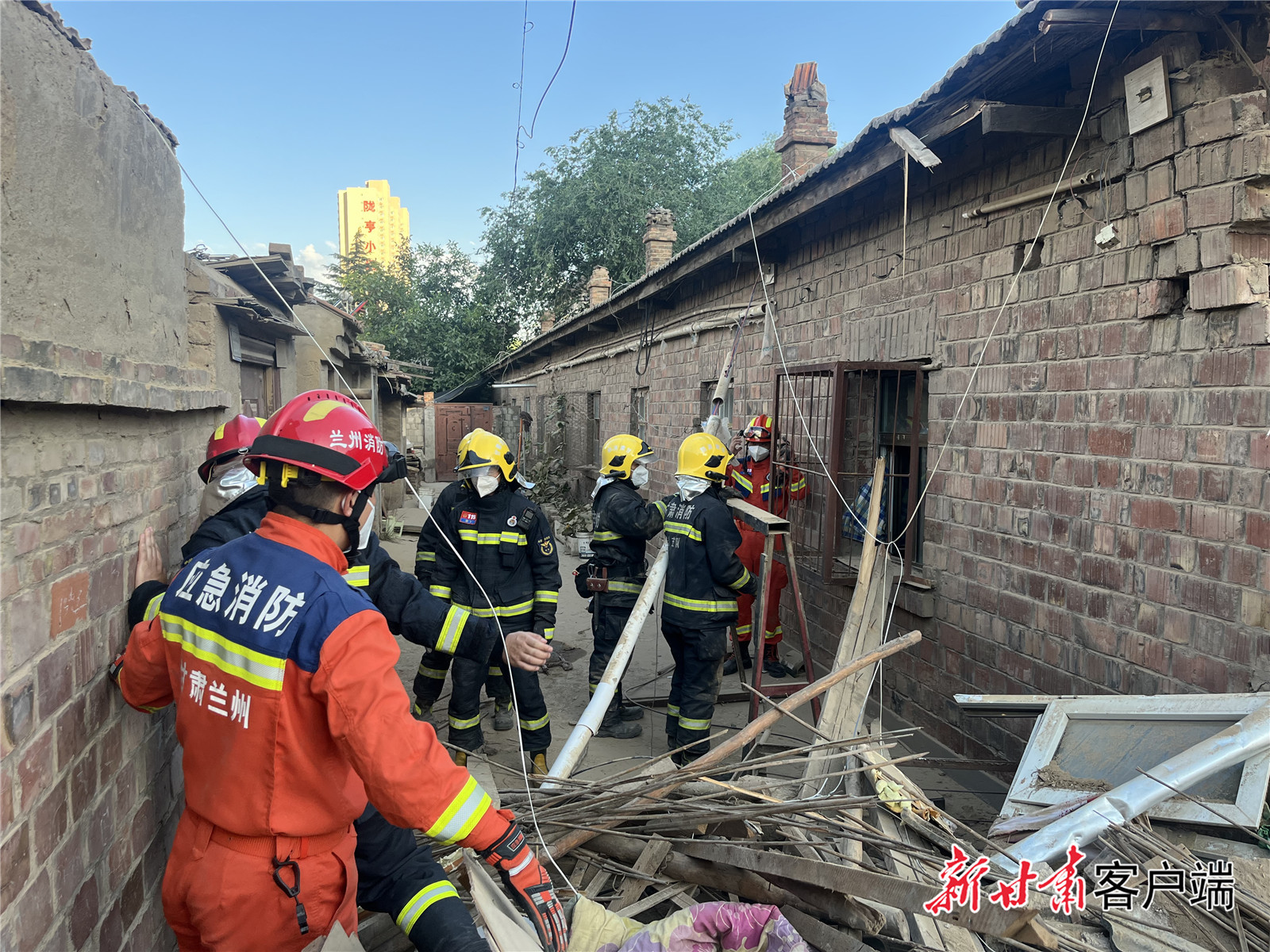 民房拆迁时倒塌3人被埋 致2死1重伤-搜狐大视野-搜狐新闻