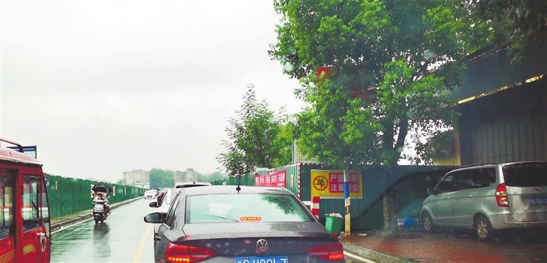 为保障安全，黄金埠大桥栏杆加装了隔离带。 江西日报全媒体记者 洪怀峰摄