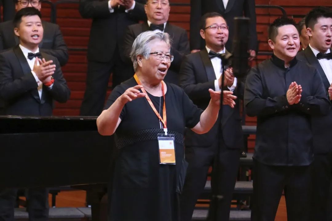 著名指挥家、国家大剧院合唱团艺术总监、郑州西亚斯学院音乐学院吴灵芬教授在爱乐男声合唱团专场音乐会现场