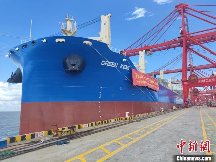 全球大型冰级多用途纸浆船引航出江