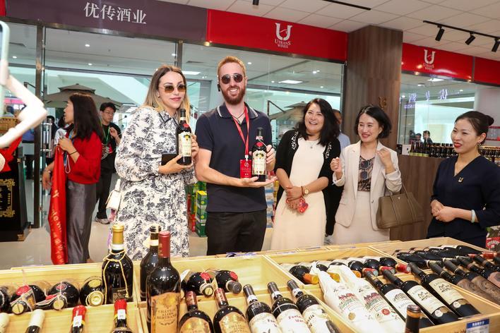 “2023年‘中国有约·相约吉林’国际媒体主题采访活动”采访团走进兴隆综保区进出口商品展示交易中心。