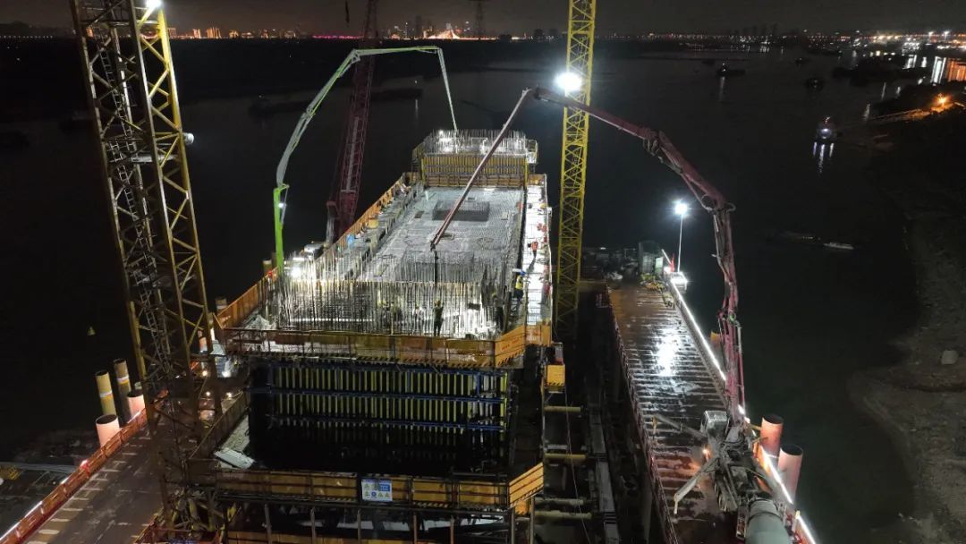 昌九高铁扬子洲赣江公铁大桥西支主塔下横梁浇筑完成