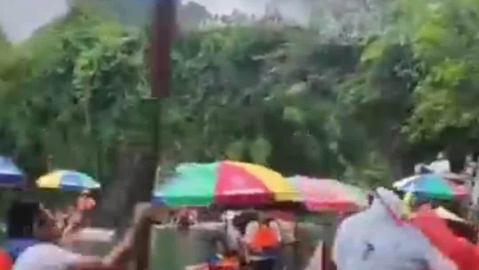 广西一景区多名筏工殴打游客，游客被推下水，孩子被吓哭