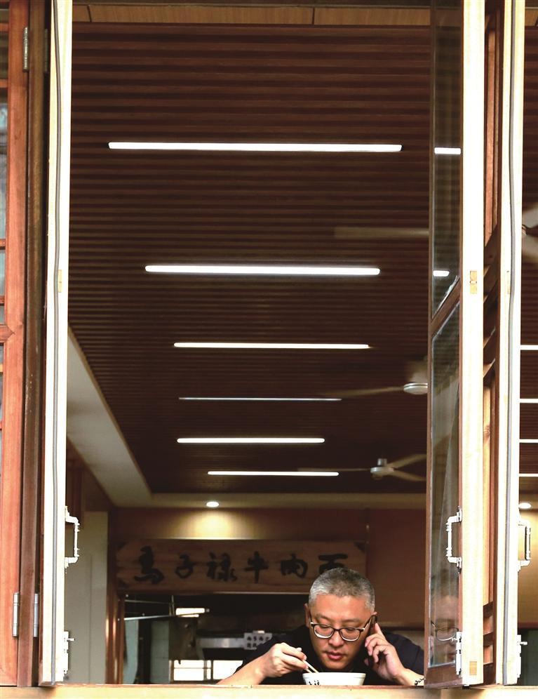 顾客在装饰一新的牛肉面馆里用餐