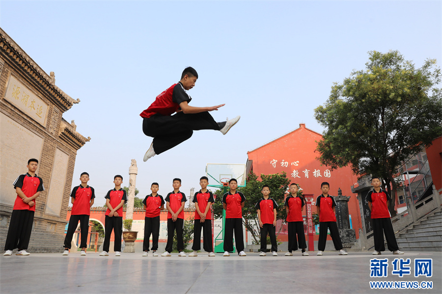7月18日，在河南省焦作市温县一家武校，青少年学员在练习太极拳。