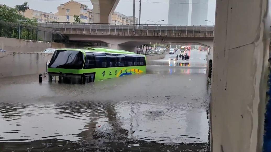 暴雨天涵洞积水1.4米，大巴车驶入9人被困