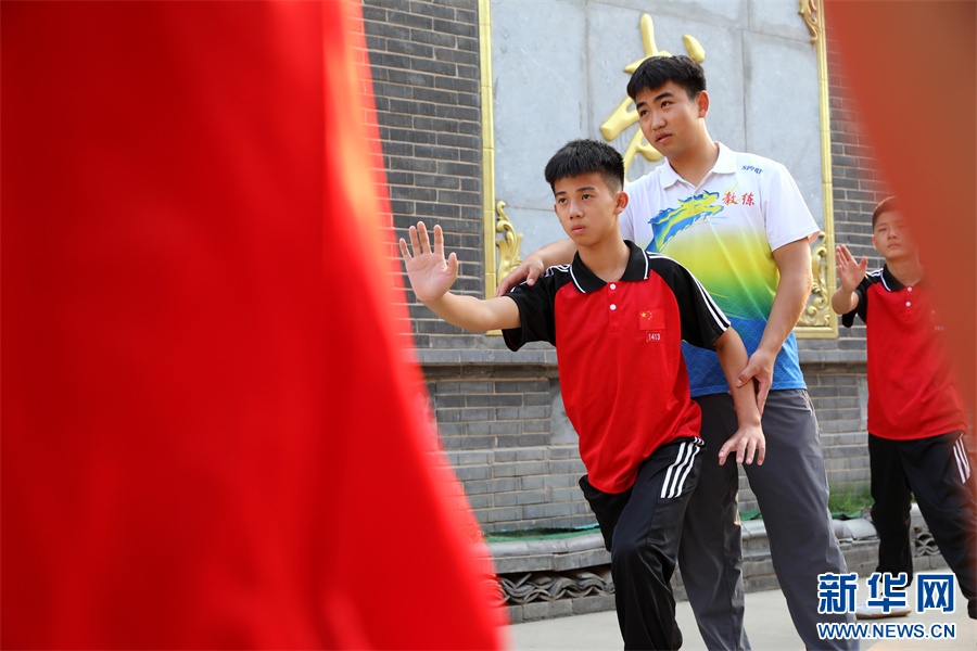7月18日，在河南省焦作市温县一家武校，学员在教练指导下练习太极拳。