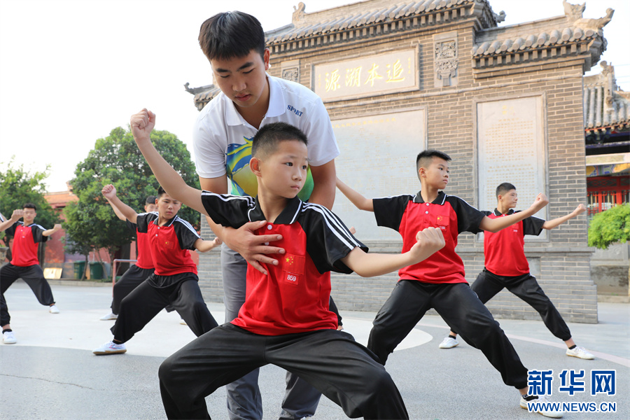 7月18日，在河南省焦作市温县一家武校，青少年学员在练习太极拳。