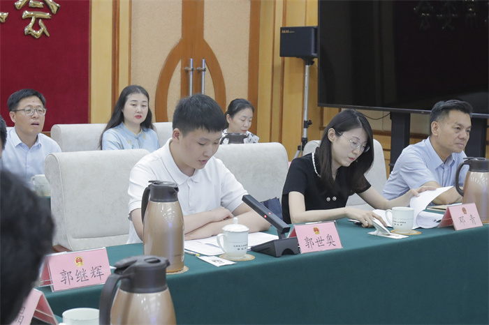 15岁的少年郭世奥(前排左一)，代表广大未成年人在《山东省未成年人保护条例(修订草案修改稿)》立法听证会上发言