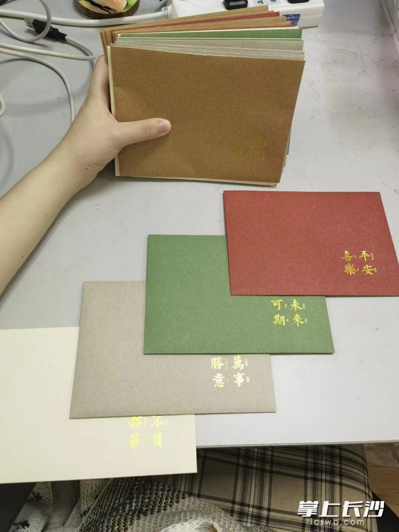 宋然将每一封“介绍信”装进特制的信封里，让孩子们的下一个老师更好地了解他们。均为受访者供图