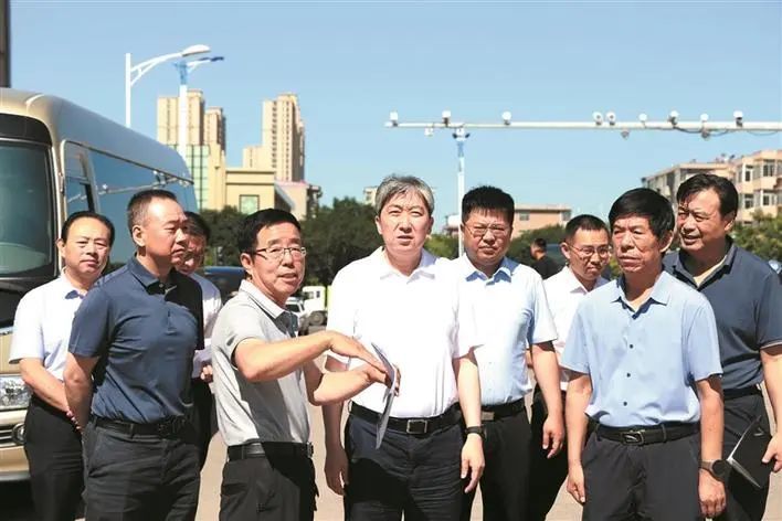 忻州市委书记朱晓东在忻府区新云街督导检查防汛备汛工作。忻州日报记者 张存良 摄