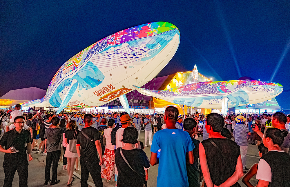 走进青岛西海岸新区金沙滩啤酒城,沉浸式体验炫彩光影世界