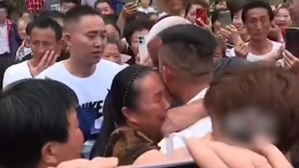 男子被拐35年后回家磕头相拥认亲，母亲：走路都在想他