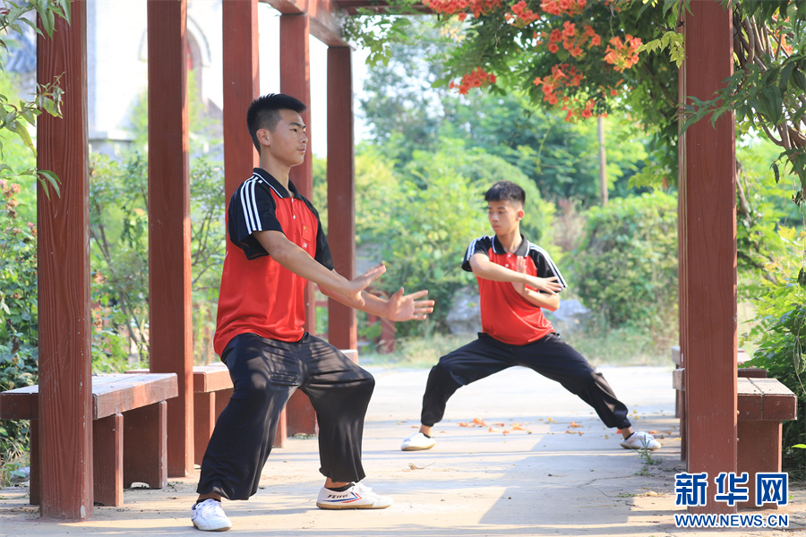 7月18日，在河南省焦作市温县一家武校，学员在练习太极拳。