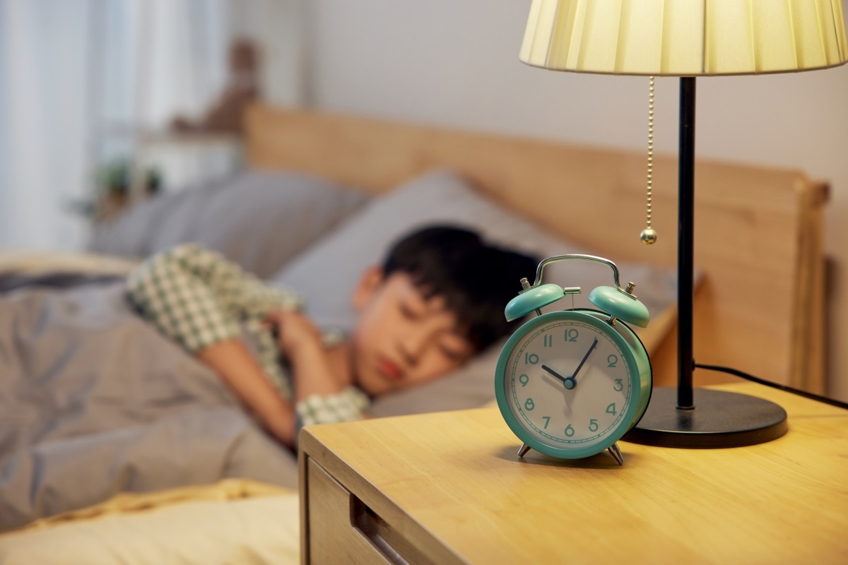 7.20长腿鹿 摄图网_507510325_夜晚睡眠的儿童(企业商用).jpg