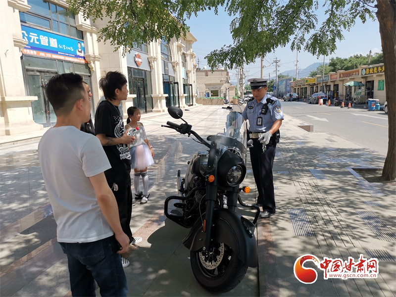 从橄榄绿到藏青蓝 他生前一直是群众口中的热心"小杨"