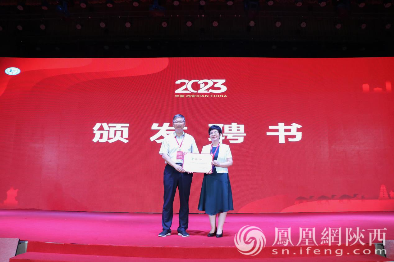 与会领导为当选陕西省残疾人康复服务协会理事会会长颁发聘书并合影留念