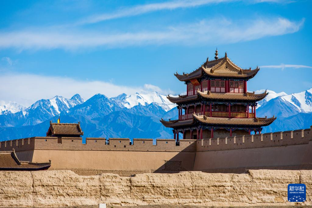 这是7月19日拍摄的祁连雪山与嘉峪关关城。新华社记者 郎兵兵 摄