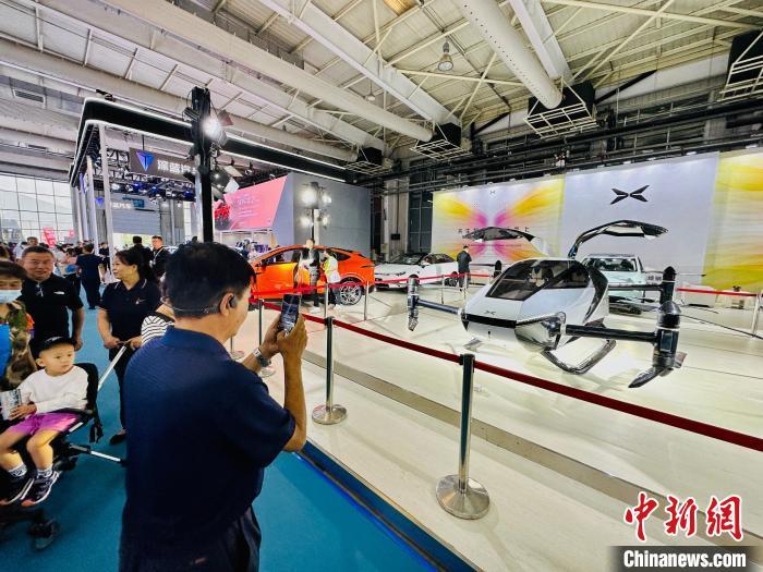 长春汽博会展出的飞行汽车。 郭佳 摄