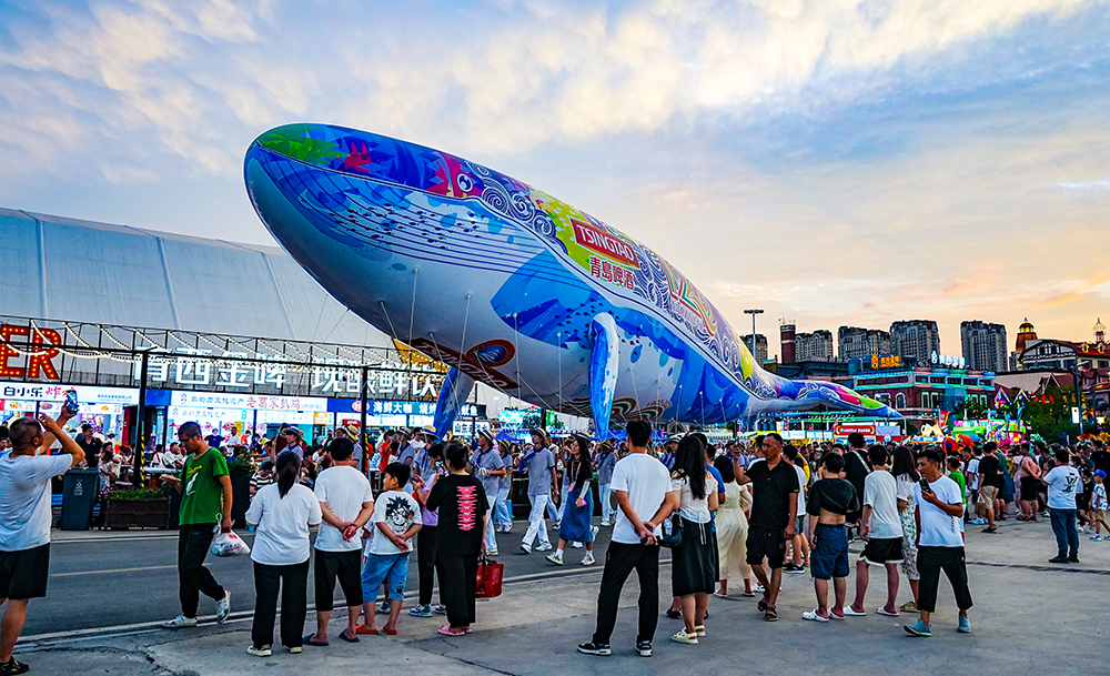 走进青岛西海岸新区金沙滩啤酒城,沉浸式体验炫彩光影世界