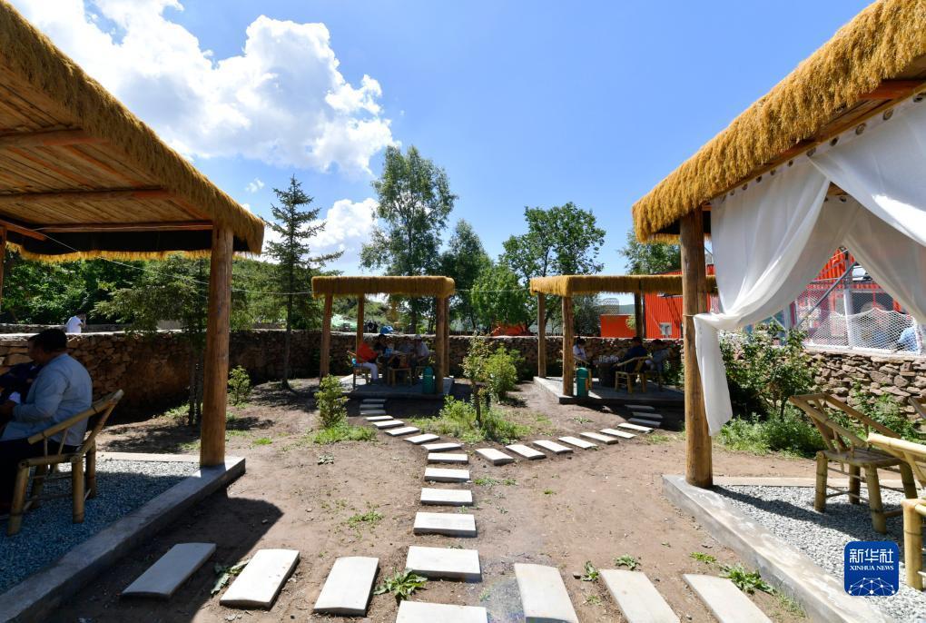 7月15日，人们在兰州市七里河区西果园镇湖滩村的一处野奢营地休息聊天。