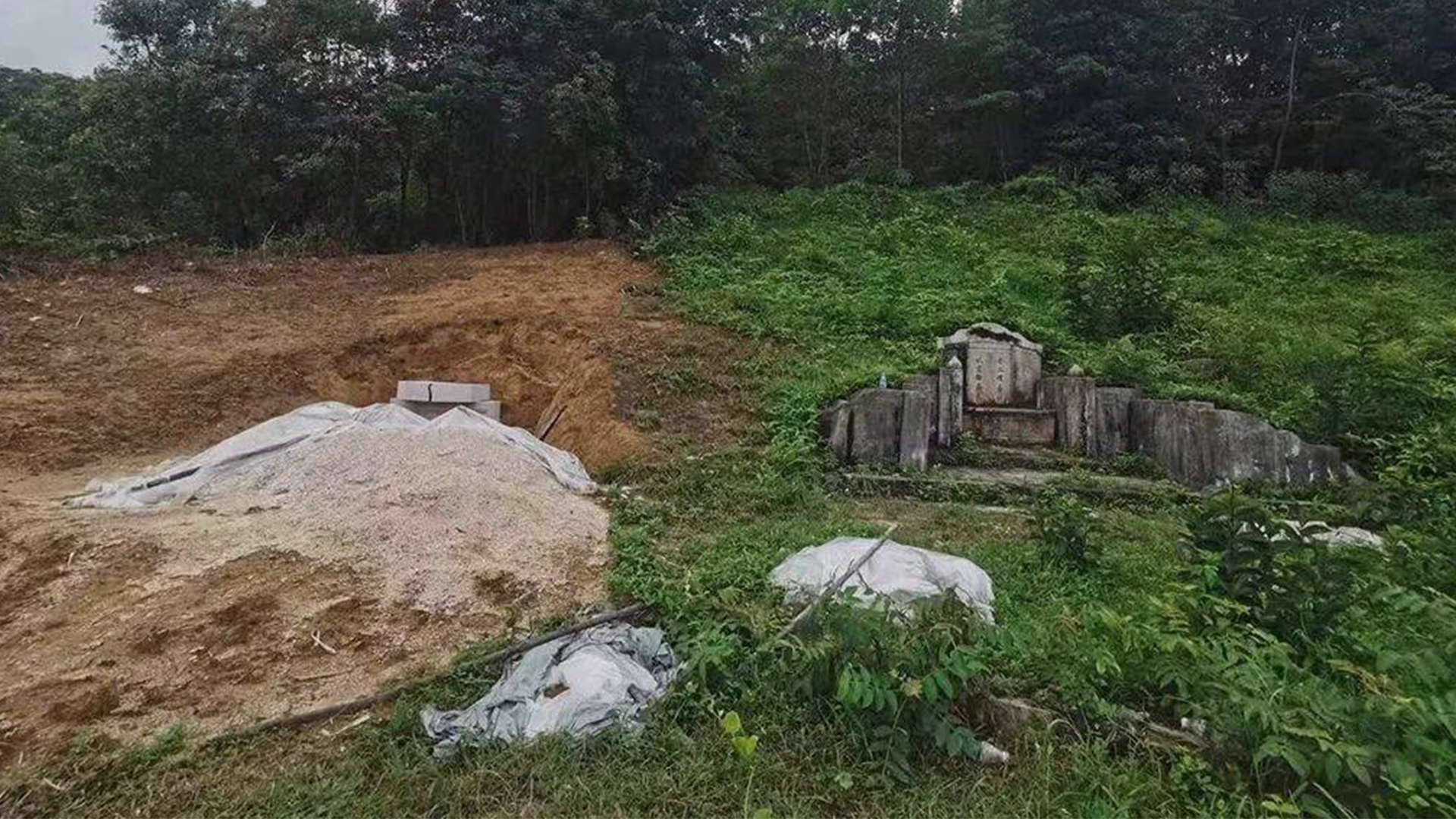 为红军烈士新建墓碑遭人砸毁，砸墓碑者称“挡了祖坟风水”，当地警方正在调查取证