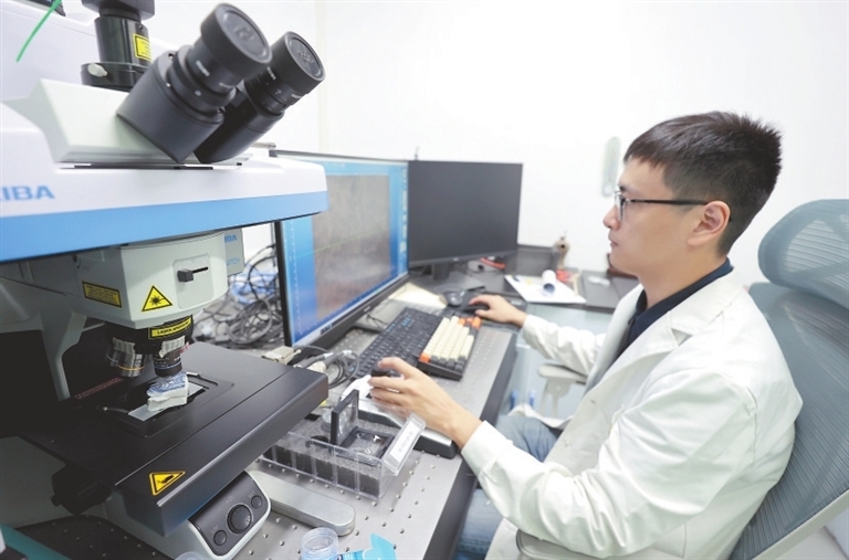 6月19日,工作人员利用拉曼光谱仪检测古瓷片的化学成分。